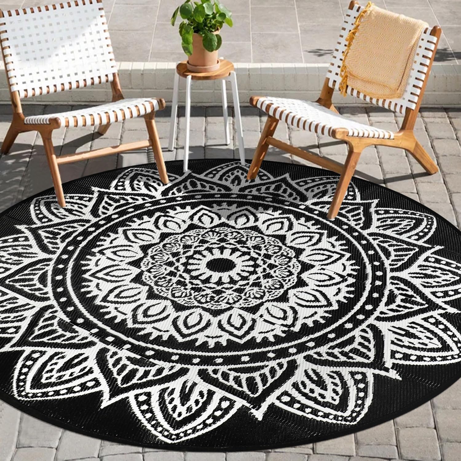 famibay Round Outdoor Rug 5' black and white Mandala pattern