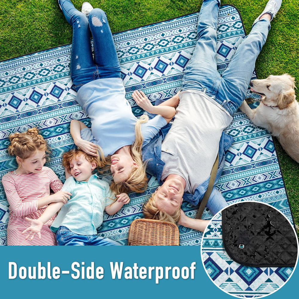 Family enjoying a picnic on the PY SUPER MODE blanket