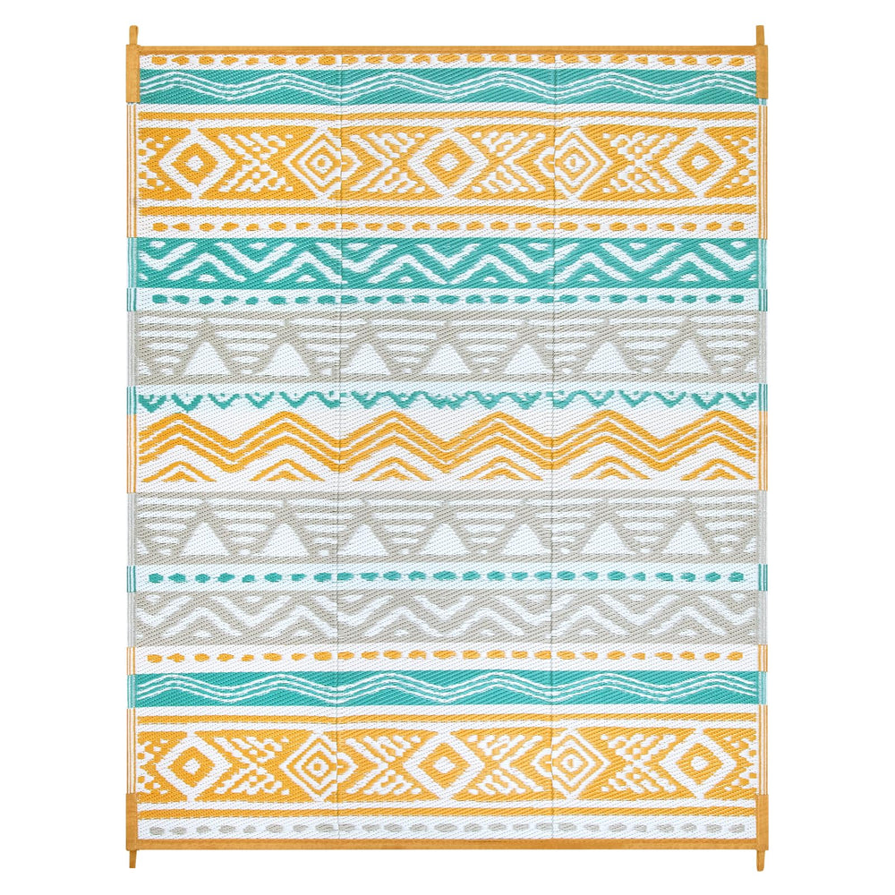 Family enjoying picnic on Lahome outdoor rug