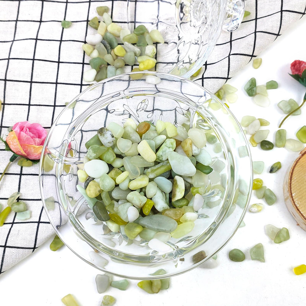 FANTIAN jade rocks arranged in a floral centerpiece