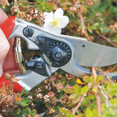 FELCO F9 Pruning Shears showcasing wire cutter feature