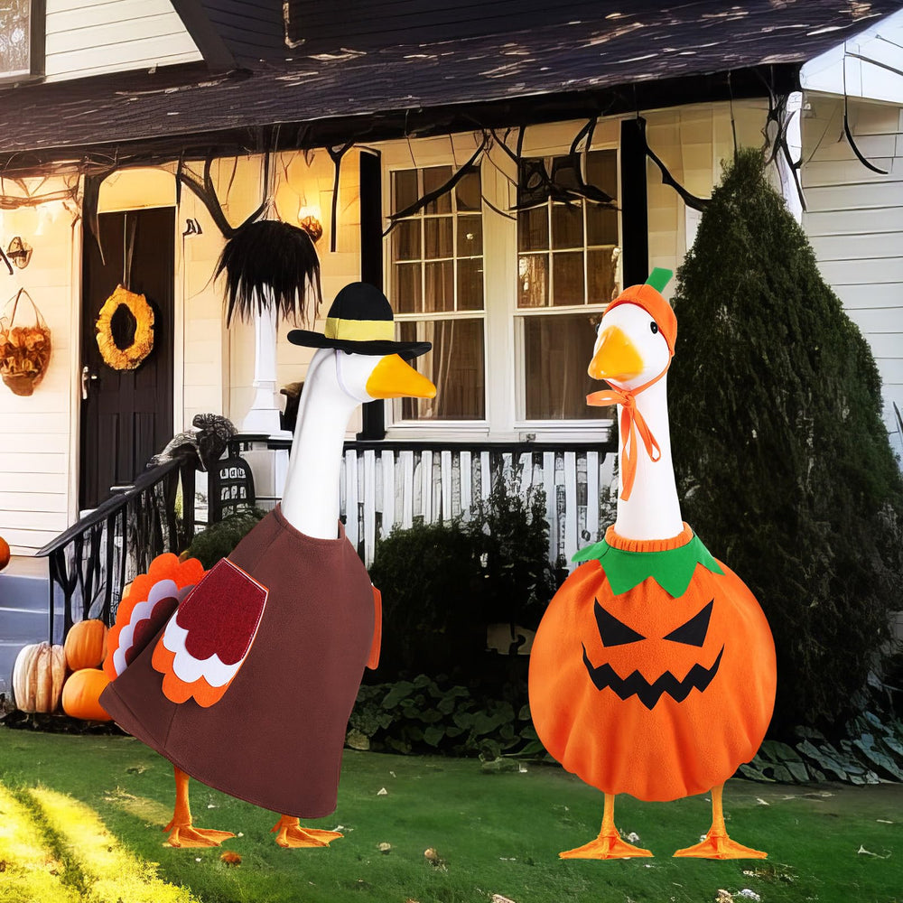 Festive garden decoration with Silicherry Goose Outfit