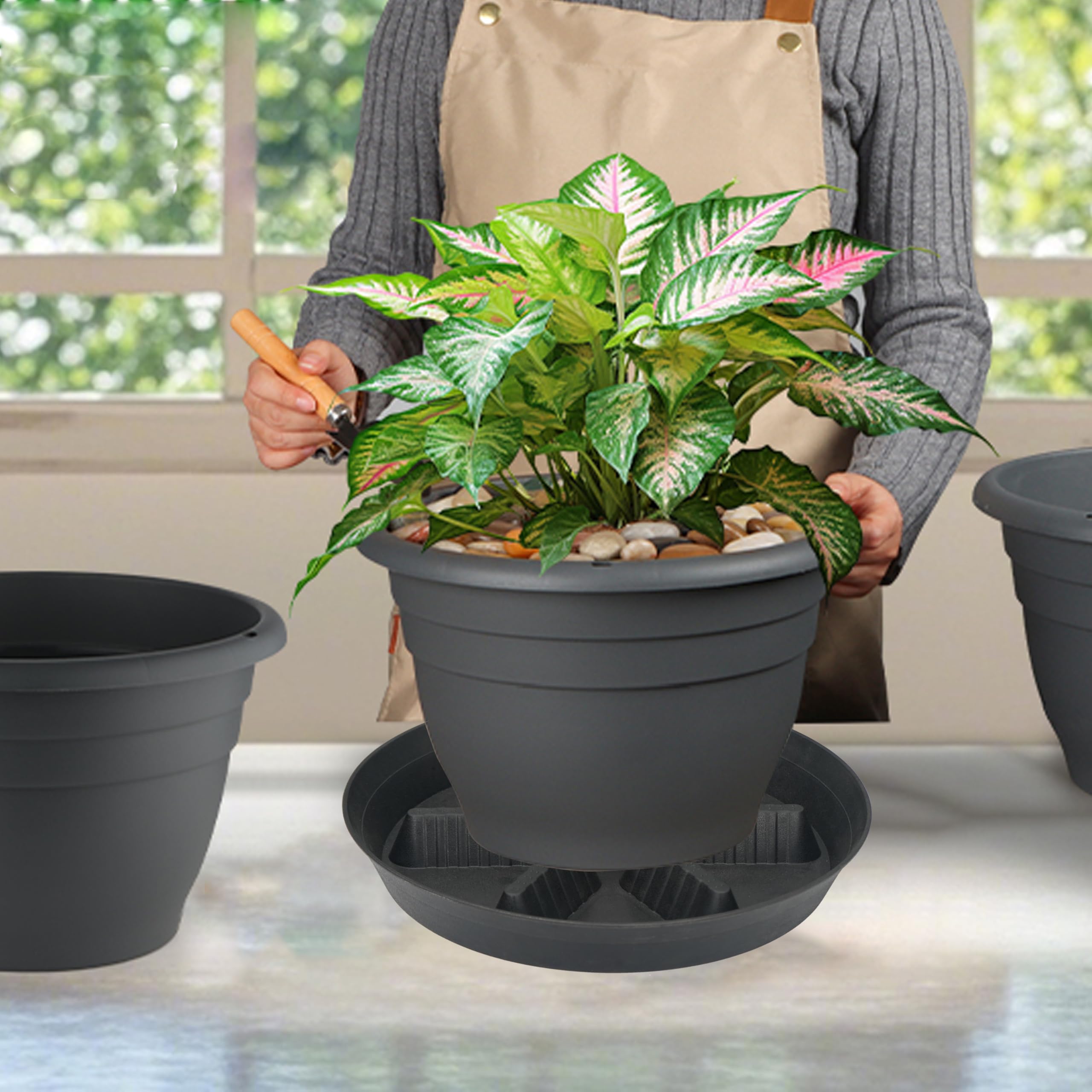 Feyvdzv plant saucer demonstrating drainage feature