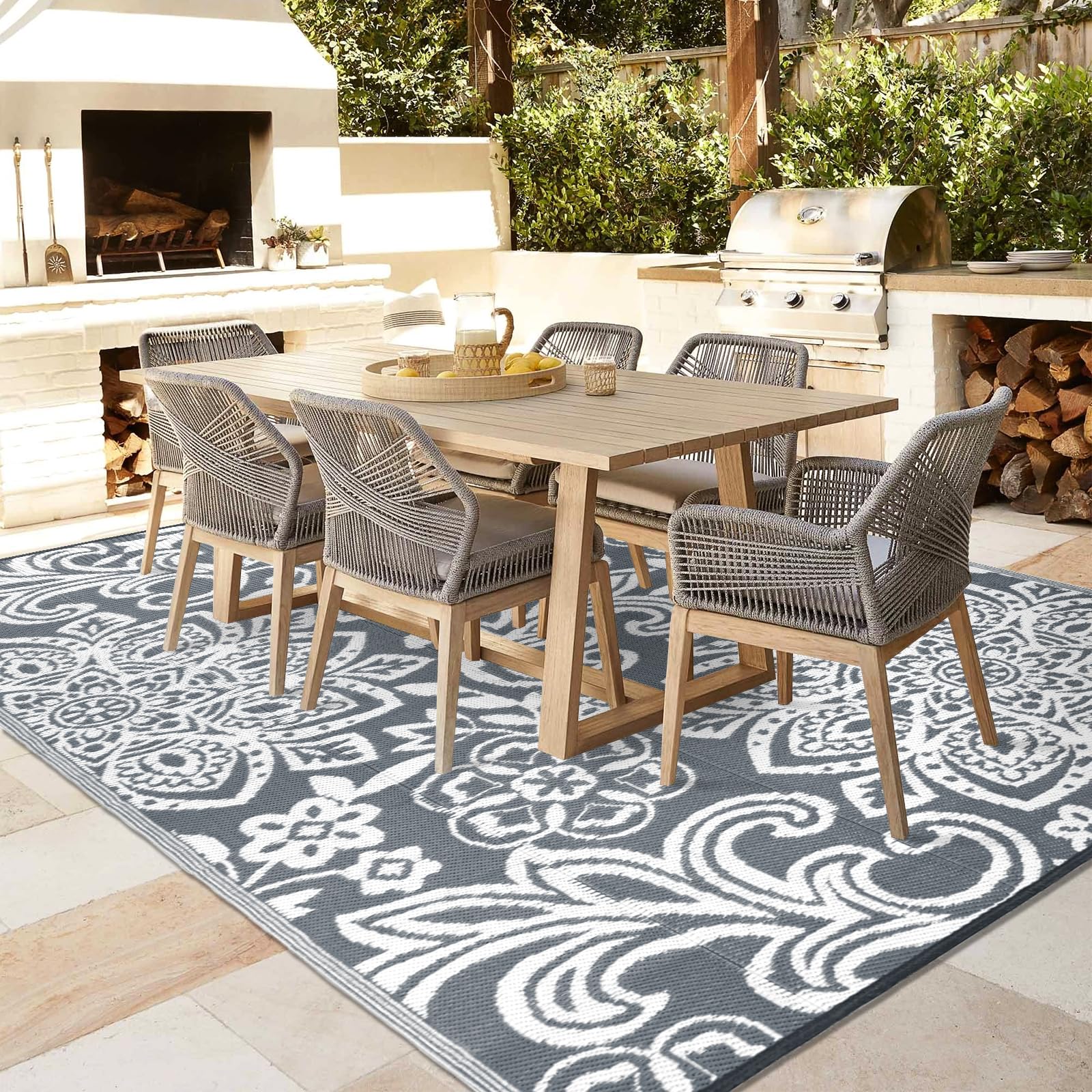 Findosom outdoor rug displayed on a balcony