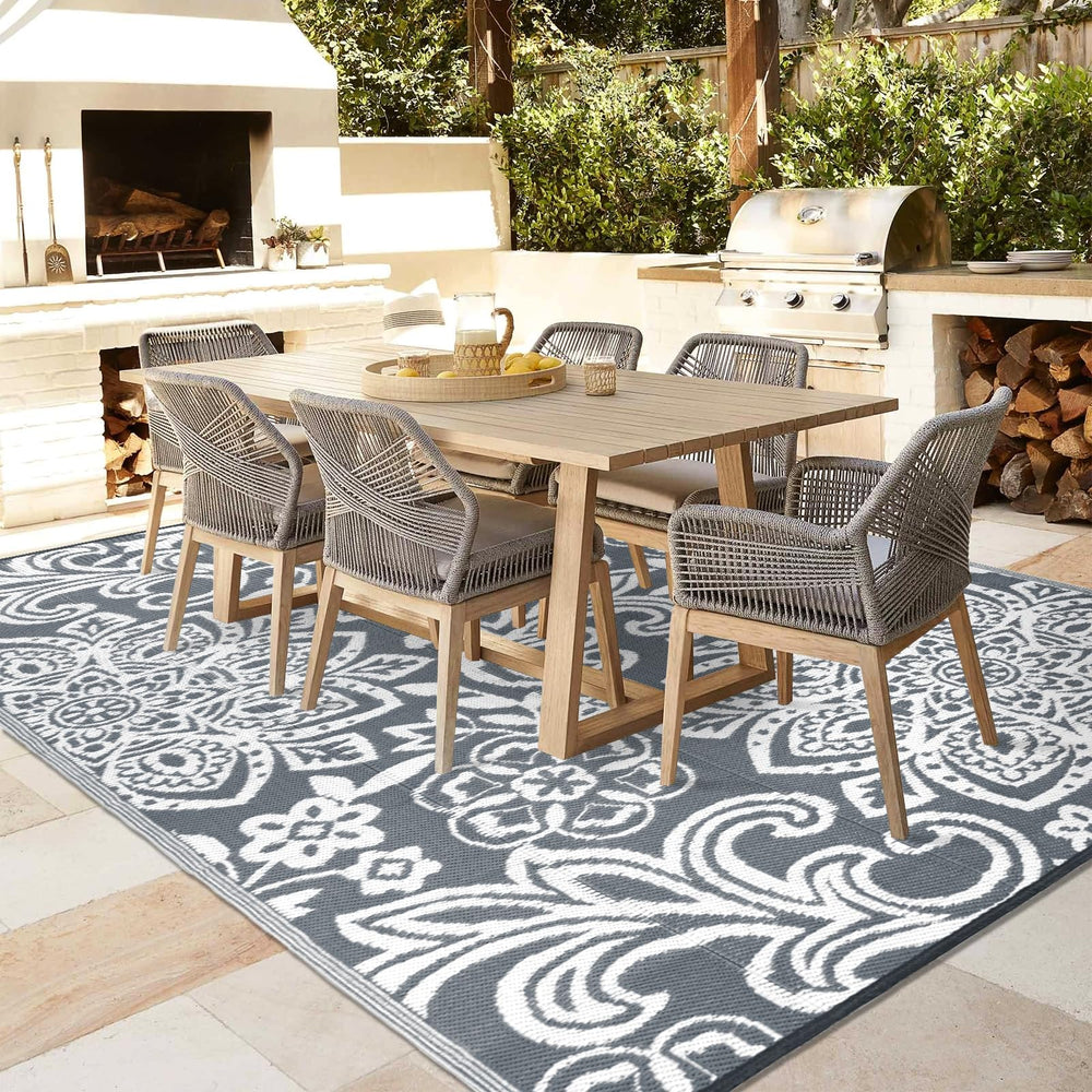 Findosom outdoor rug displayed on a balcony