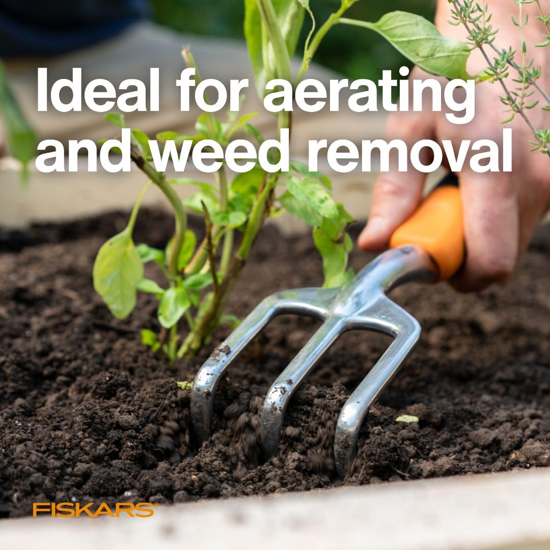 Fiskars Ergo Cultivator with hang hole for easy storage