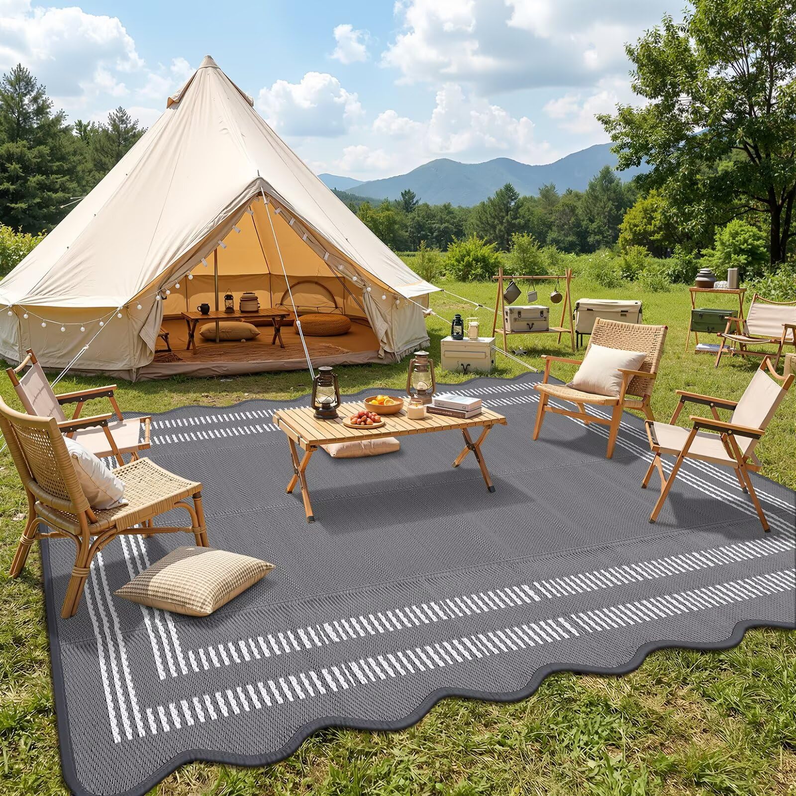 Foldable Garvee Outdoor Rug with scalloped edge on patio