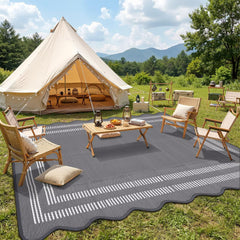 Foldable Garvee Outdoor Rug with scalloped edge on patio