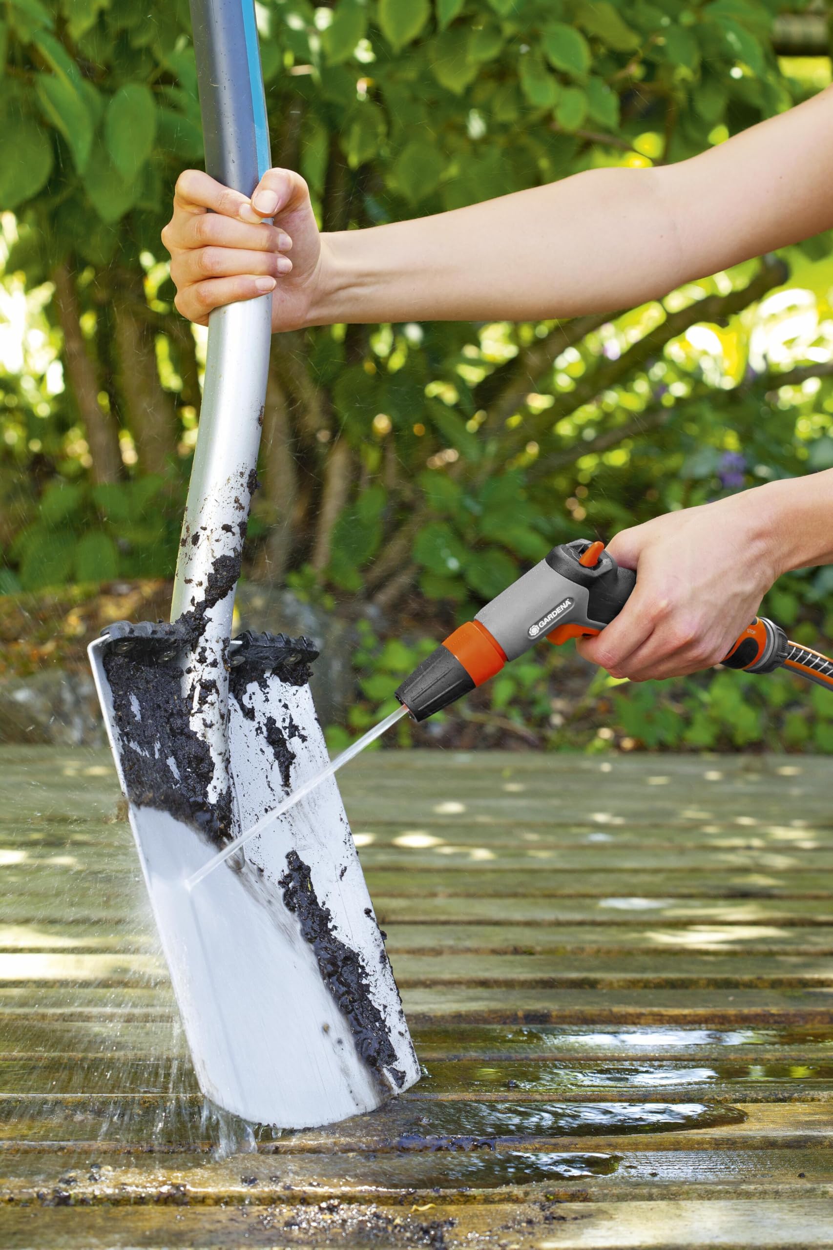 Gardena Cleaning Nozzle Classic demonstrating fine mist spray pattern