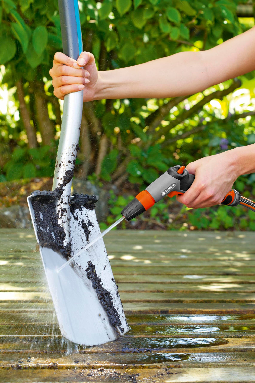 Gardena Cleaning Nozzle Classic demonstrating fine mist spray pattern