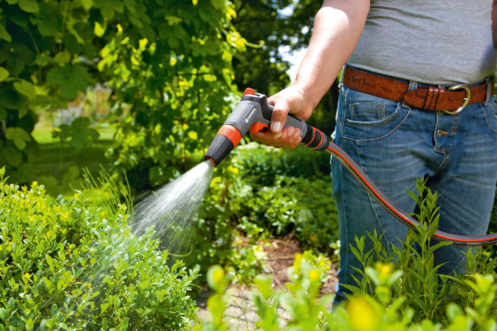 Gardena Cleaning Nozzle Classic dimensions on a measuring tape