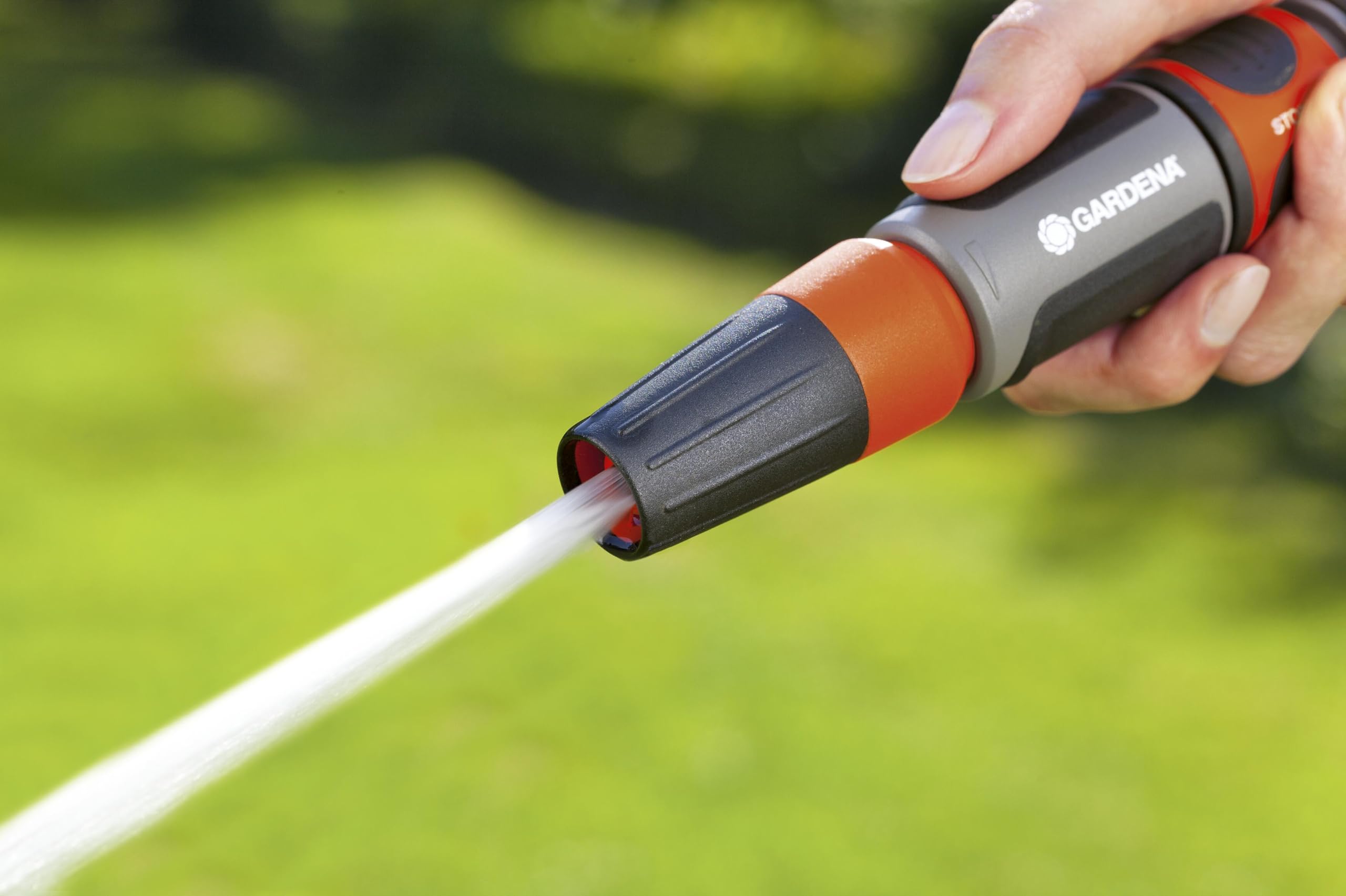 Gardena Cleaning Nozzle demonstrating fine mist spray