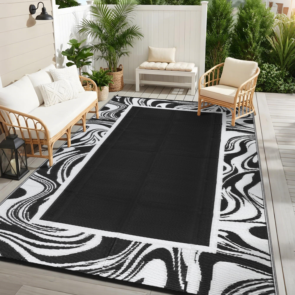 Garvee 6x9 Outdoor Rug in black and white, top view
