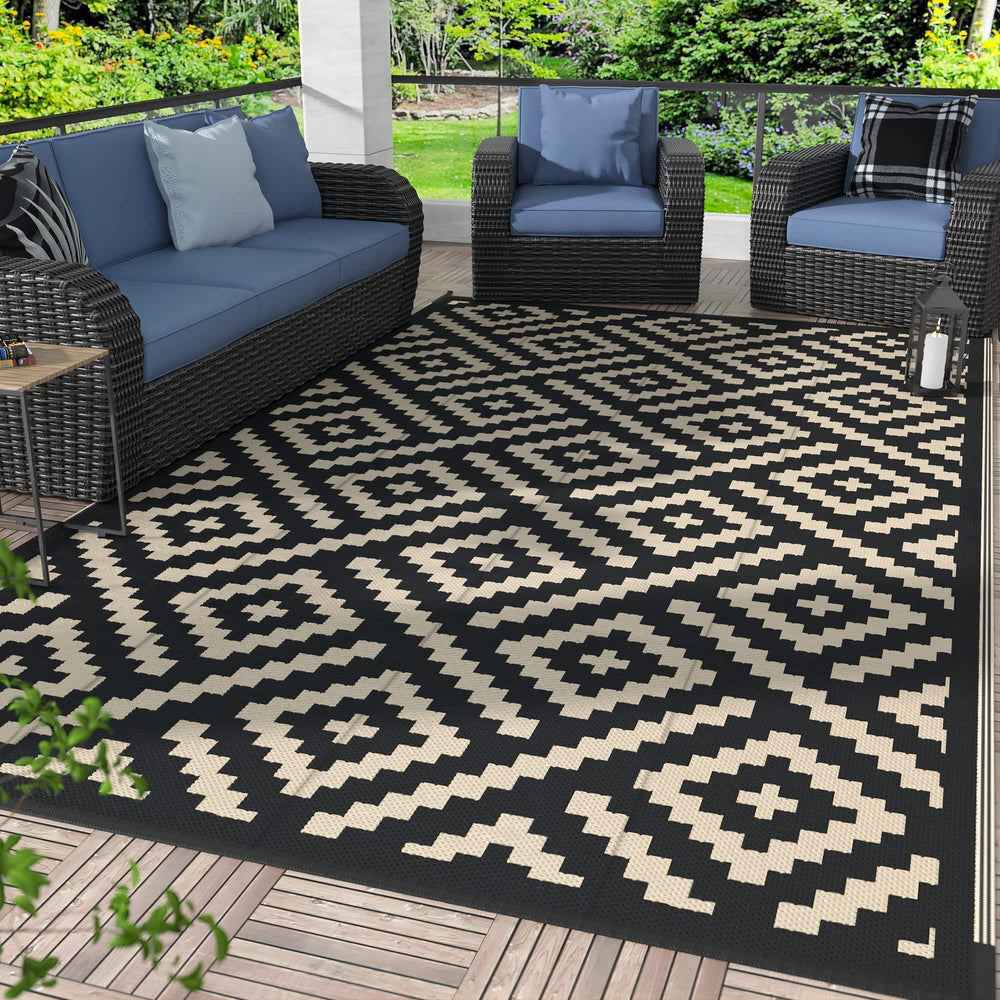 GENIMO 6'x9' outdoor rug in black and beige geometric pattern front view