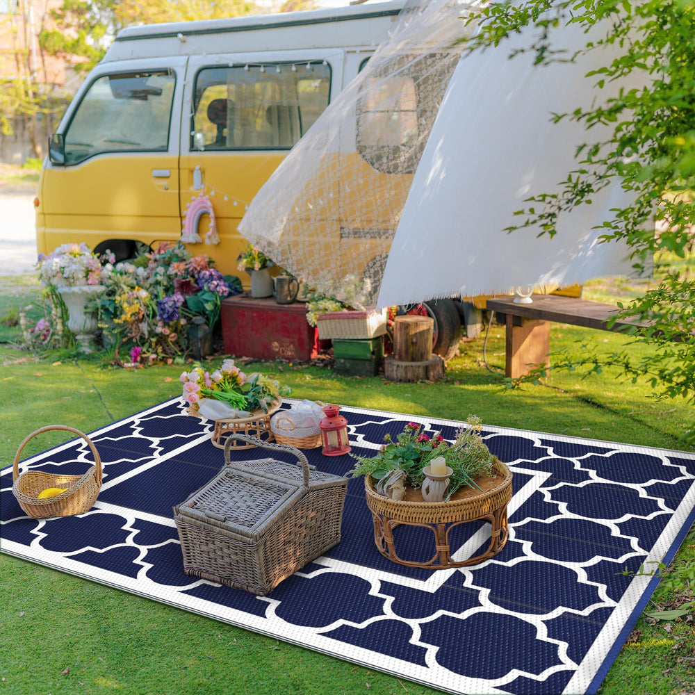 GENIMO Outdoor Rug 4'x6' blue and white in a patio setting