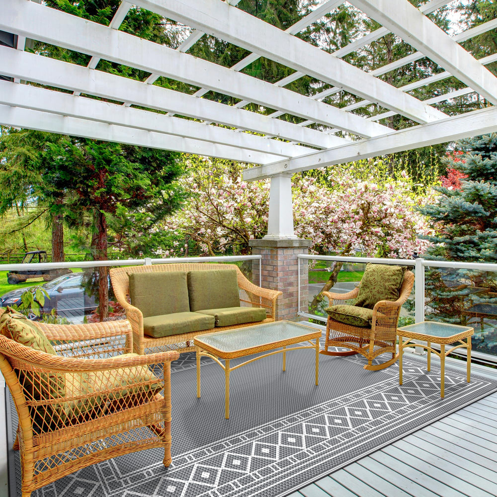 GENIMO Outdoor Rug 5'x8' grey and white in garden setting