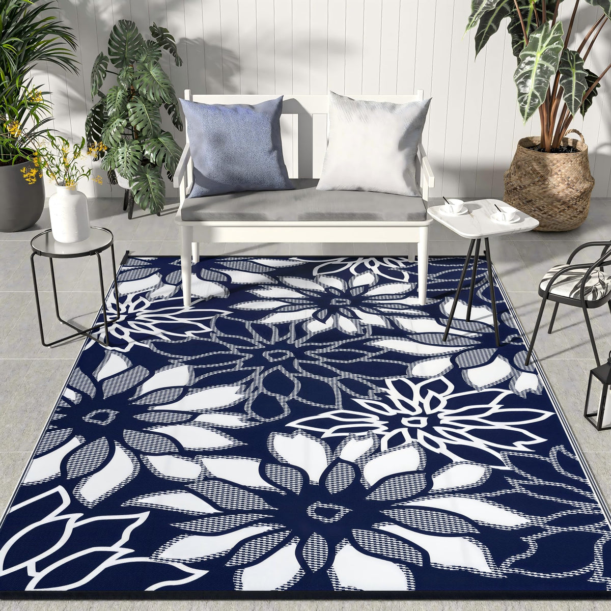 GENIMO Outdoor Rug, 6'x9' Sapphire White palm leaf design front view