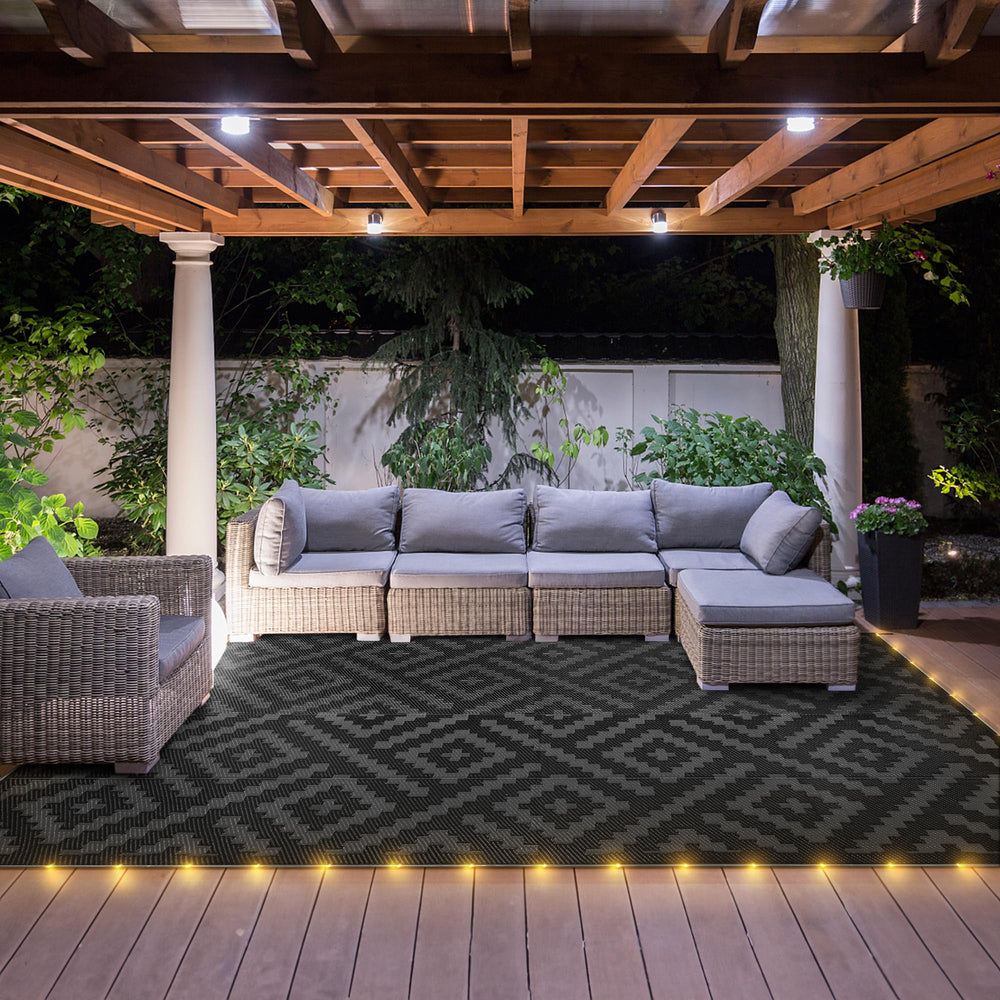 GENIMO Outdoor Rug 8' x 10' with geometric pattern