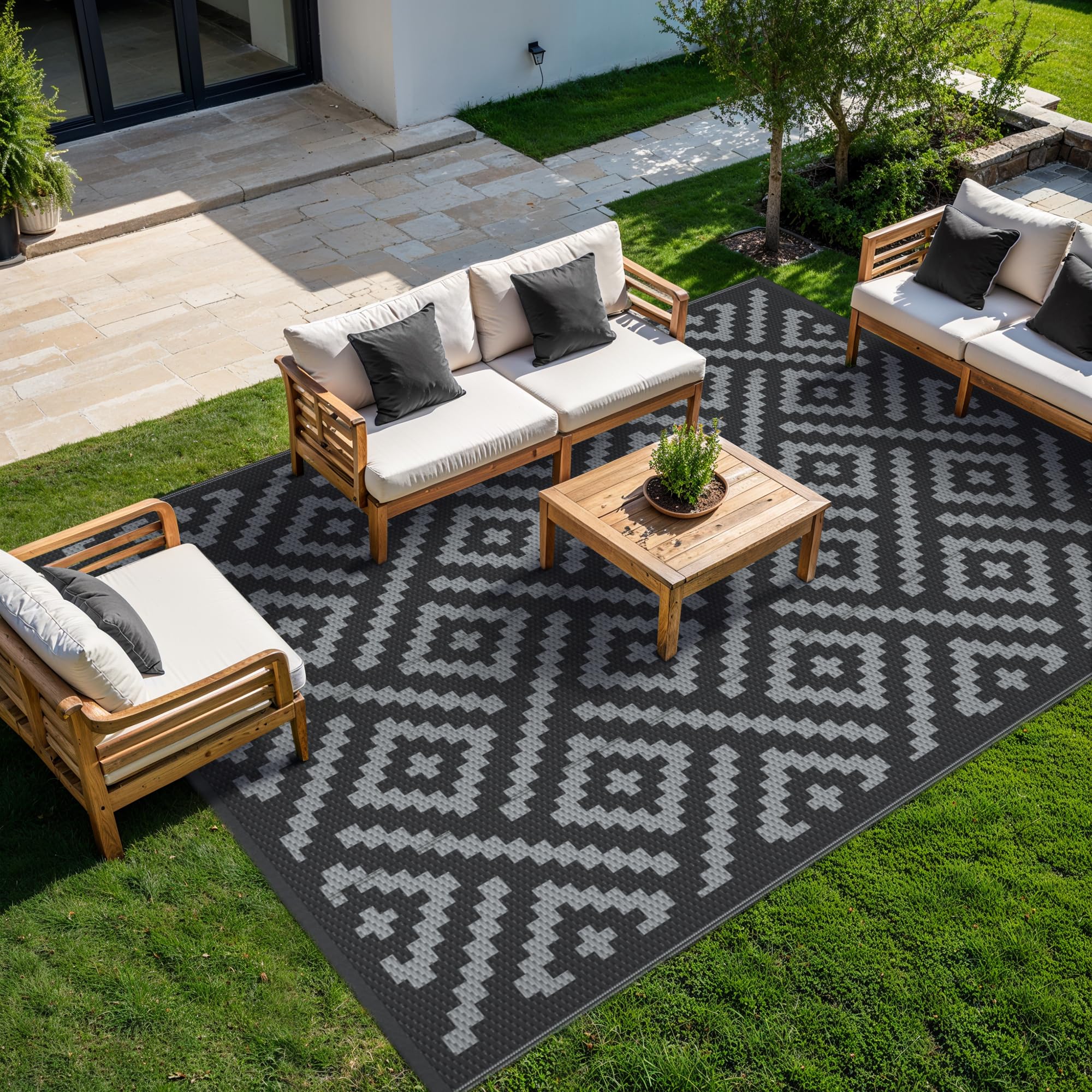 GENIMO outdoor rug displaying dual-sided pattern