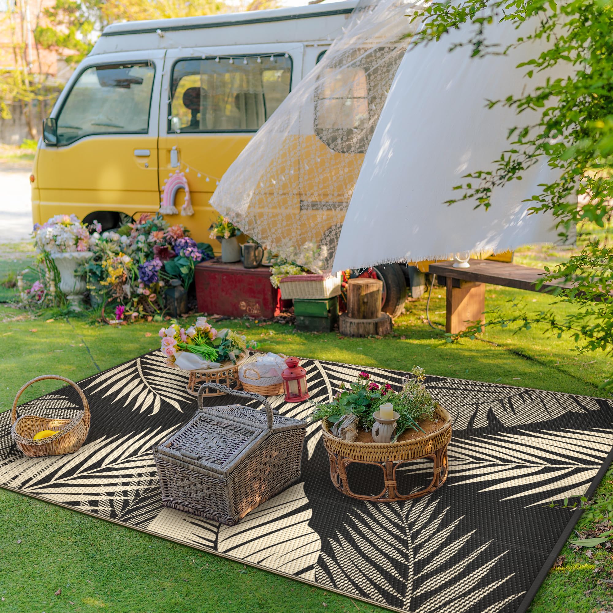GENIMO Outdoor Rug folded in carry bag