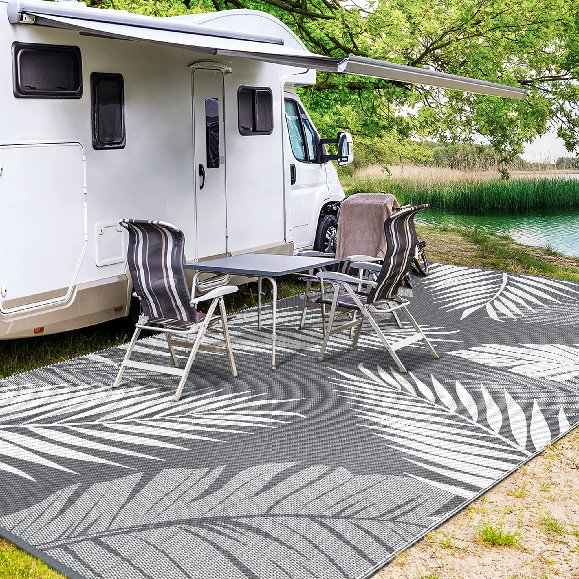 GENIMO Outdoor Rug on a patio