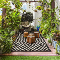 GENIMO Outdoor Rug on a patio setting