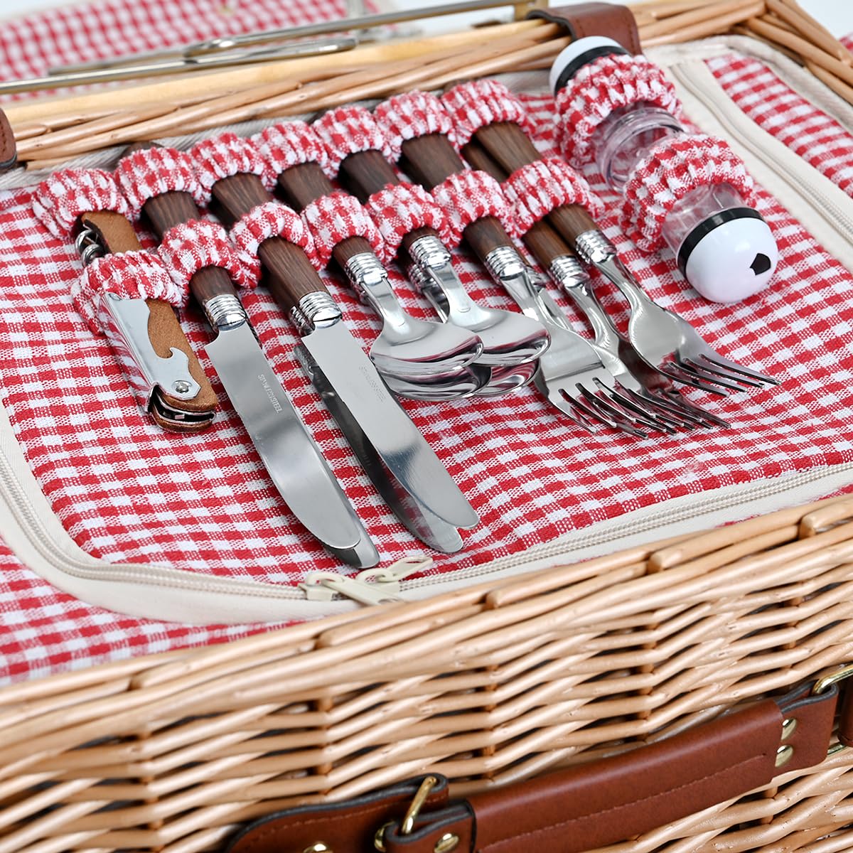Gingham design of SatisInside picnic basket with blanket