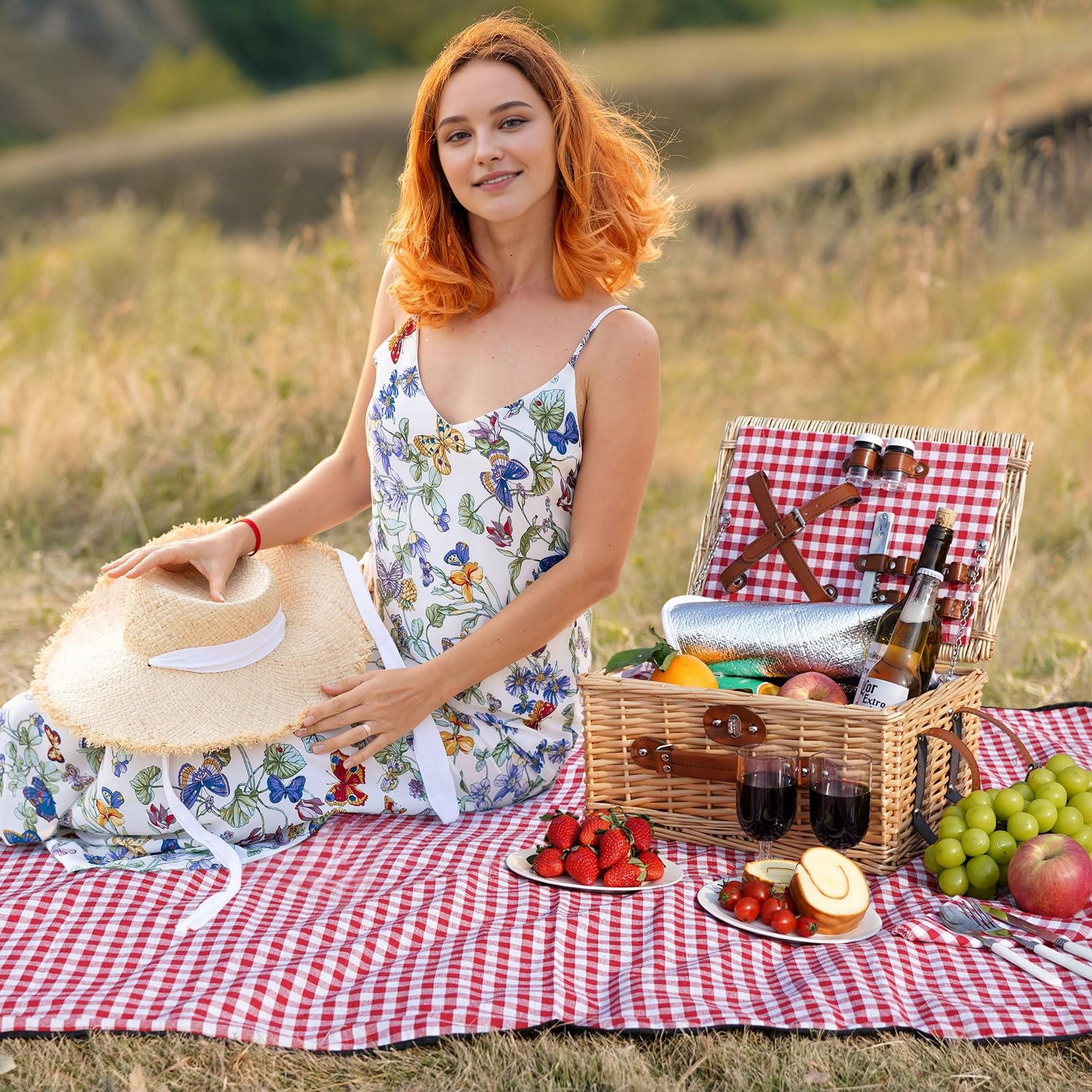 HappyPicnic picnic basket set with all accessories displayed