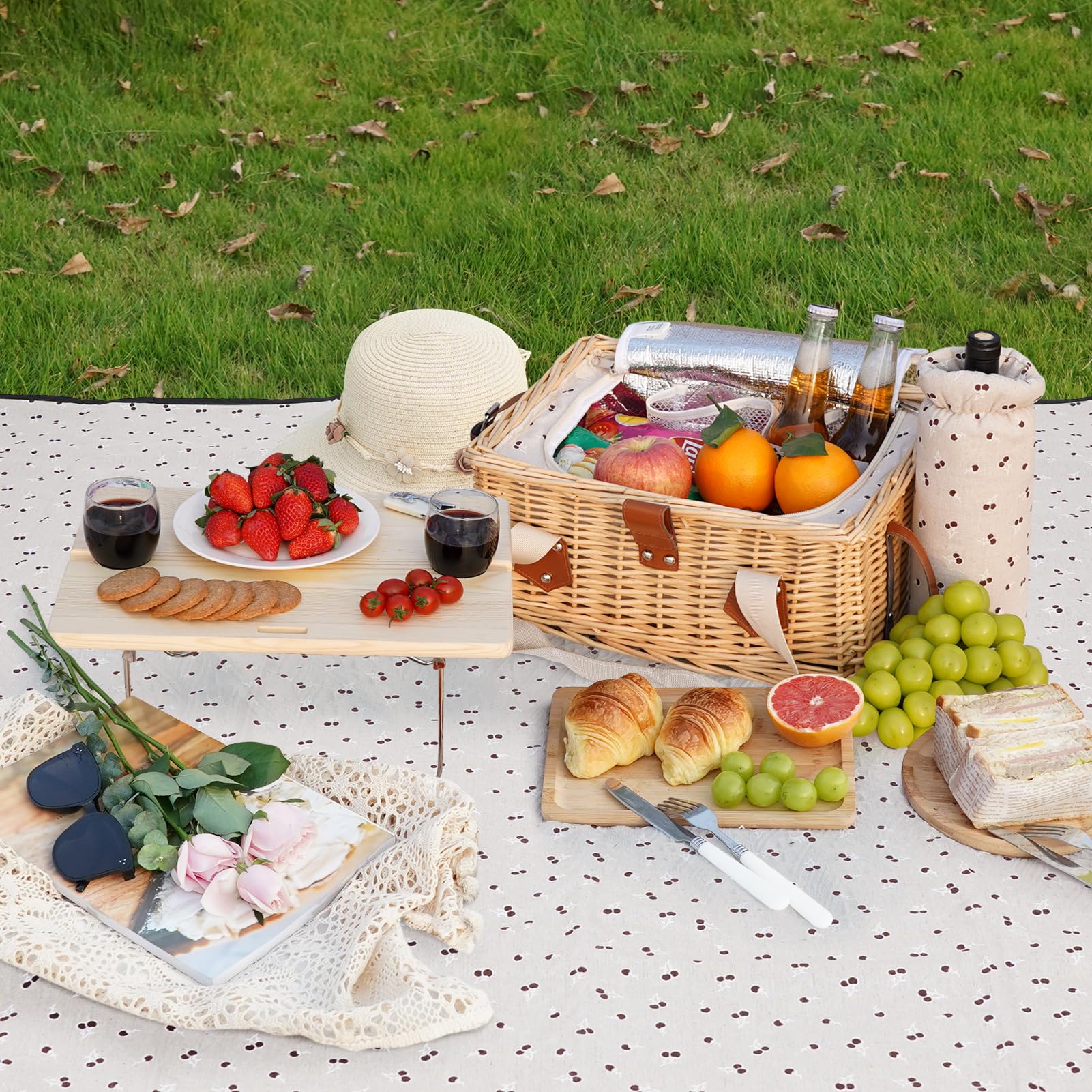 HappyPicnic Picnic Basket with foldable picnic table and blanket