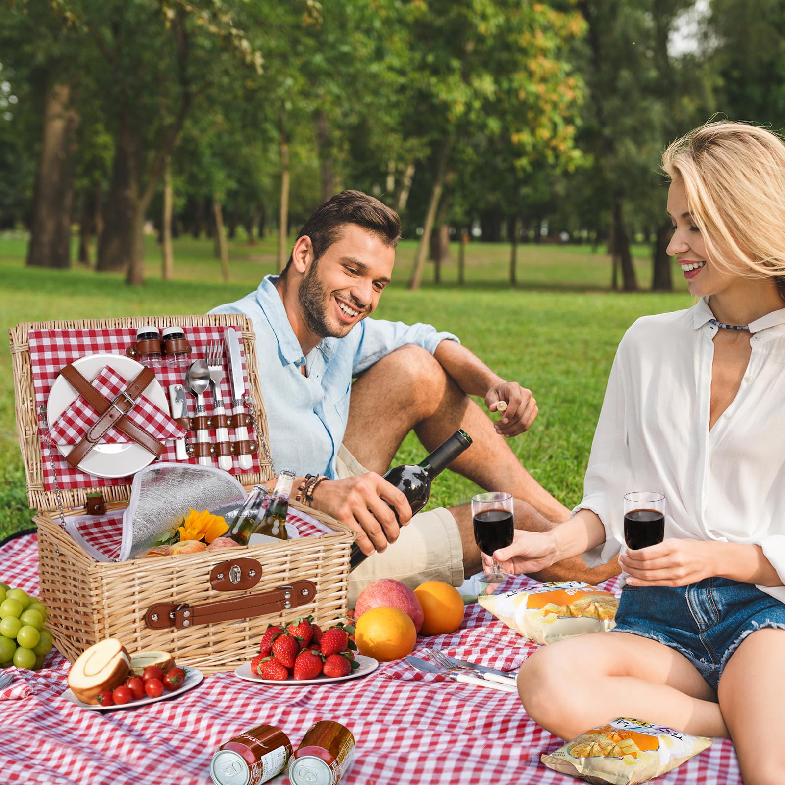 HappyPicnic picnic basket with wine glasses and napkins