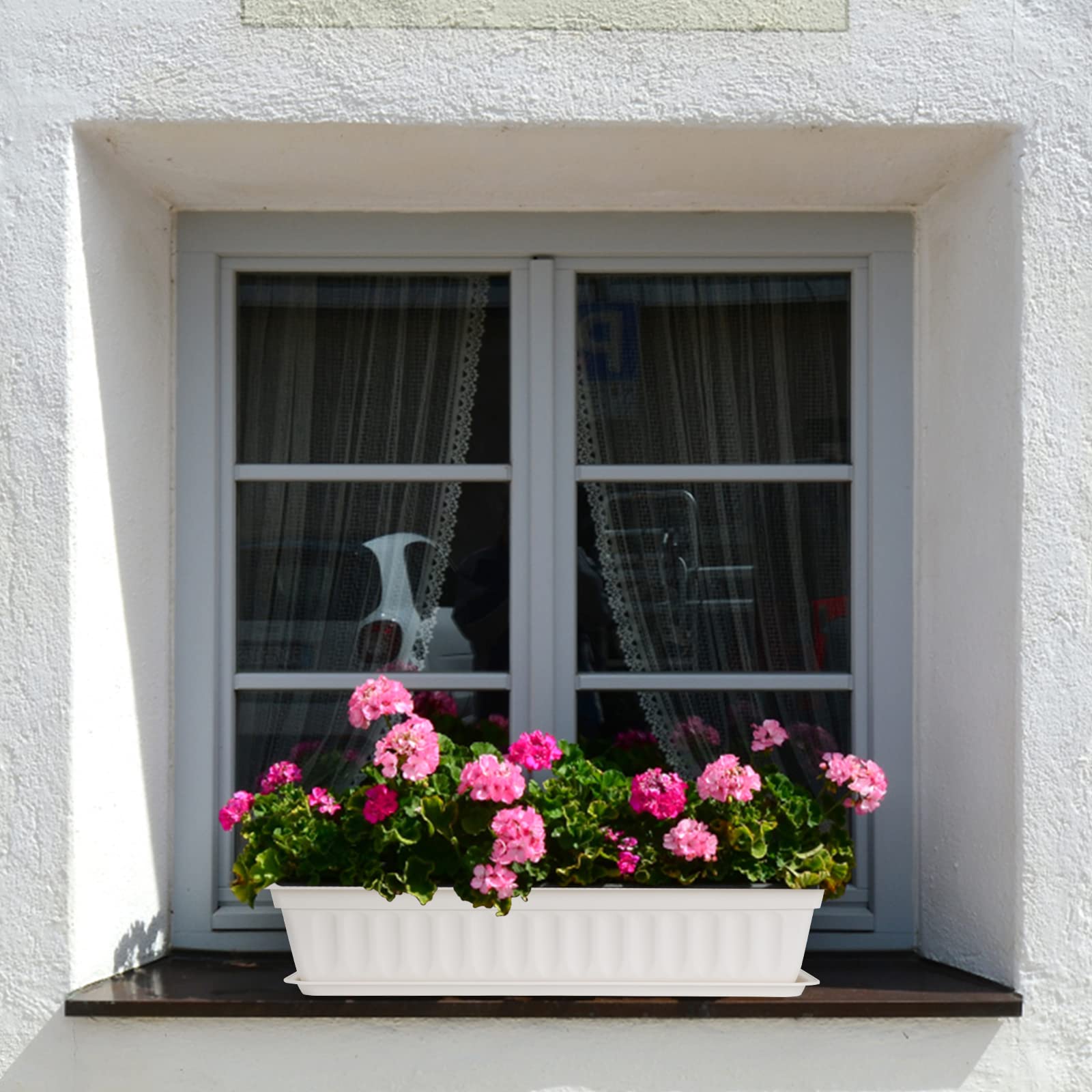 HOXHA white planter with raised feet for drainage