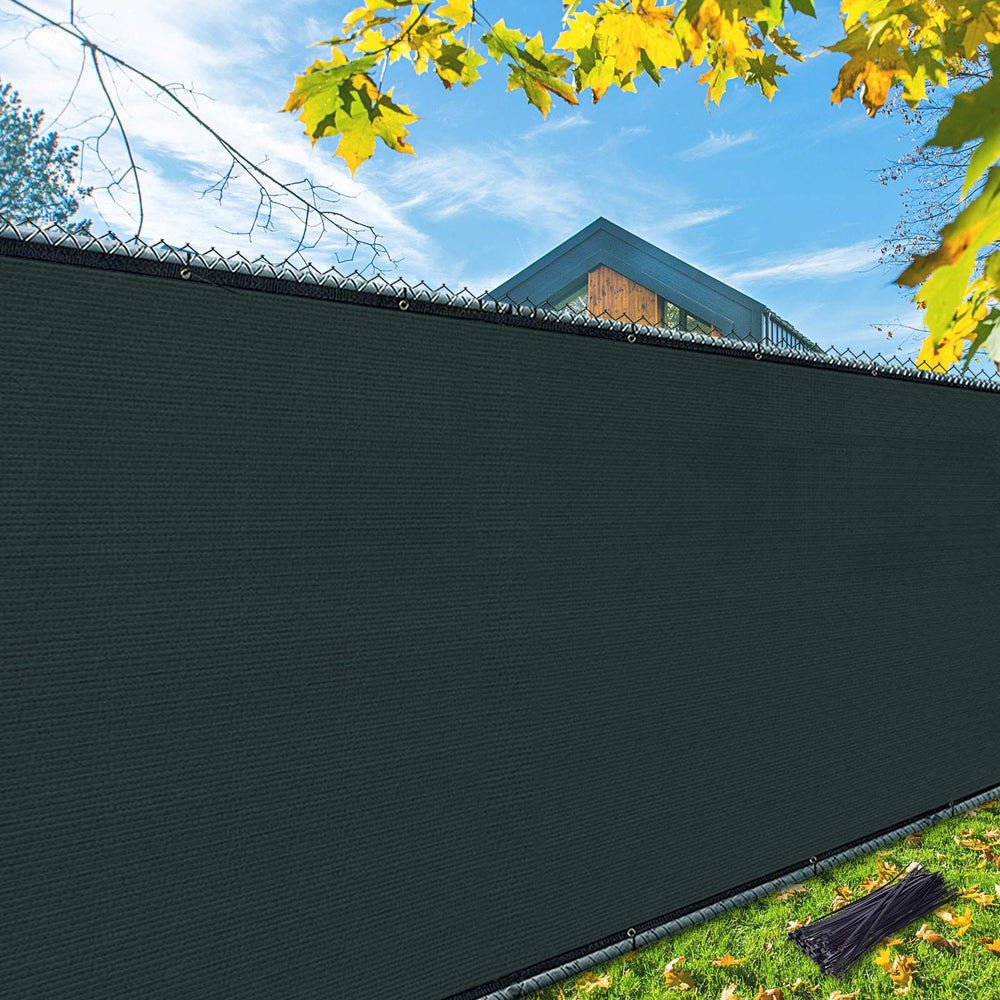 i COVER Privacy Screen in use around a pool