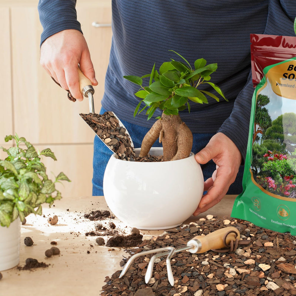 Ingredients of Omitgoter Bonsai Soil Mix highlighted on the packaging