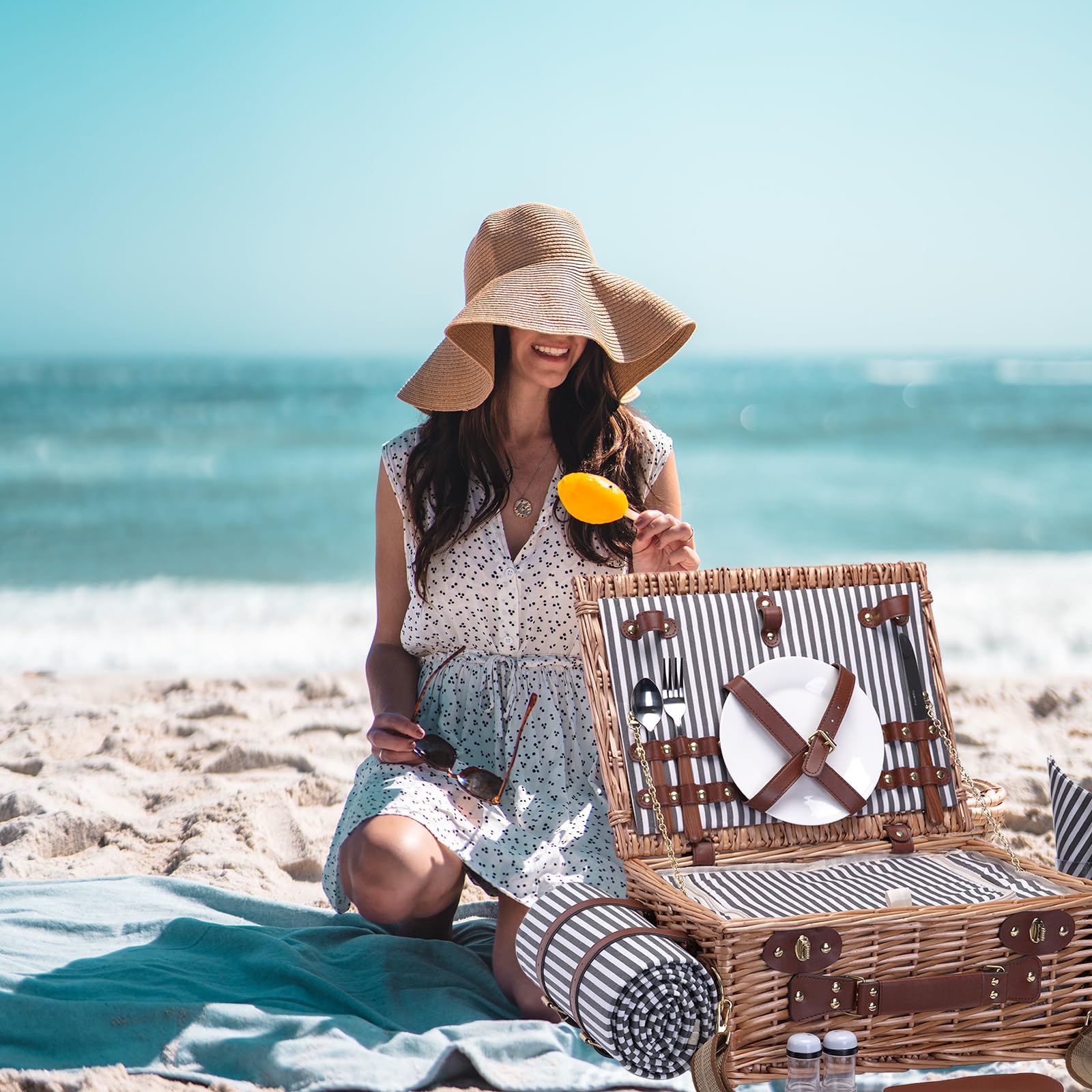 Inside view of SatisInside Picnic Basket with Insulated Liner