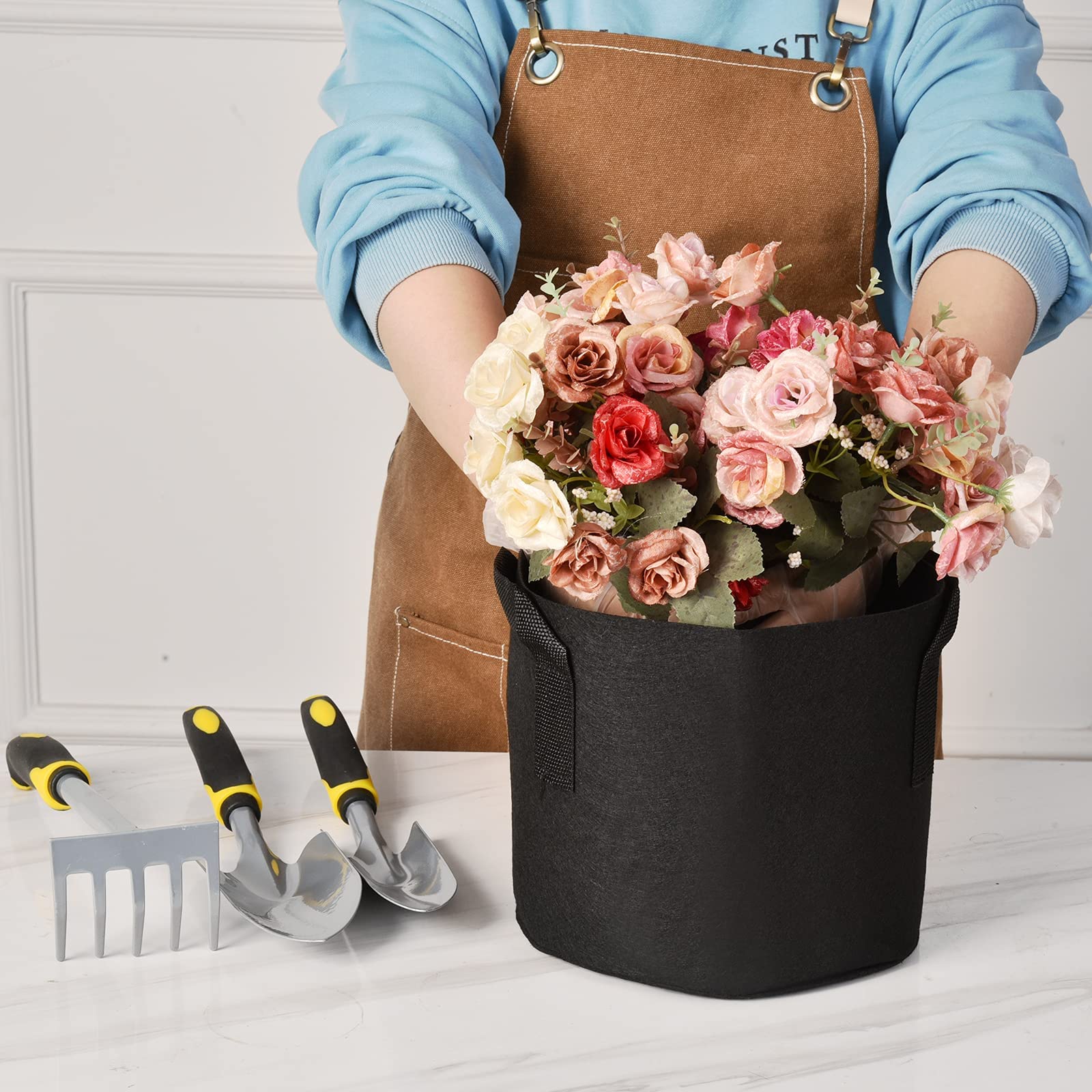 JNYONG grow bags in a garden setting