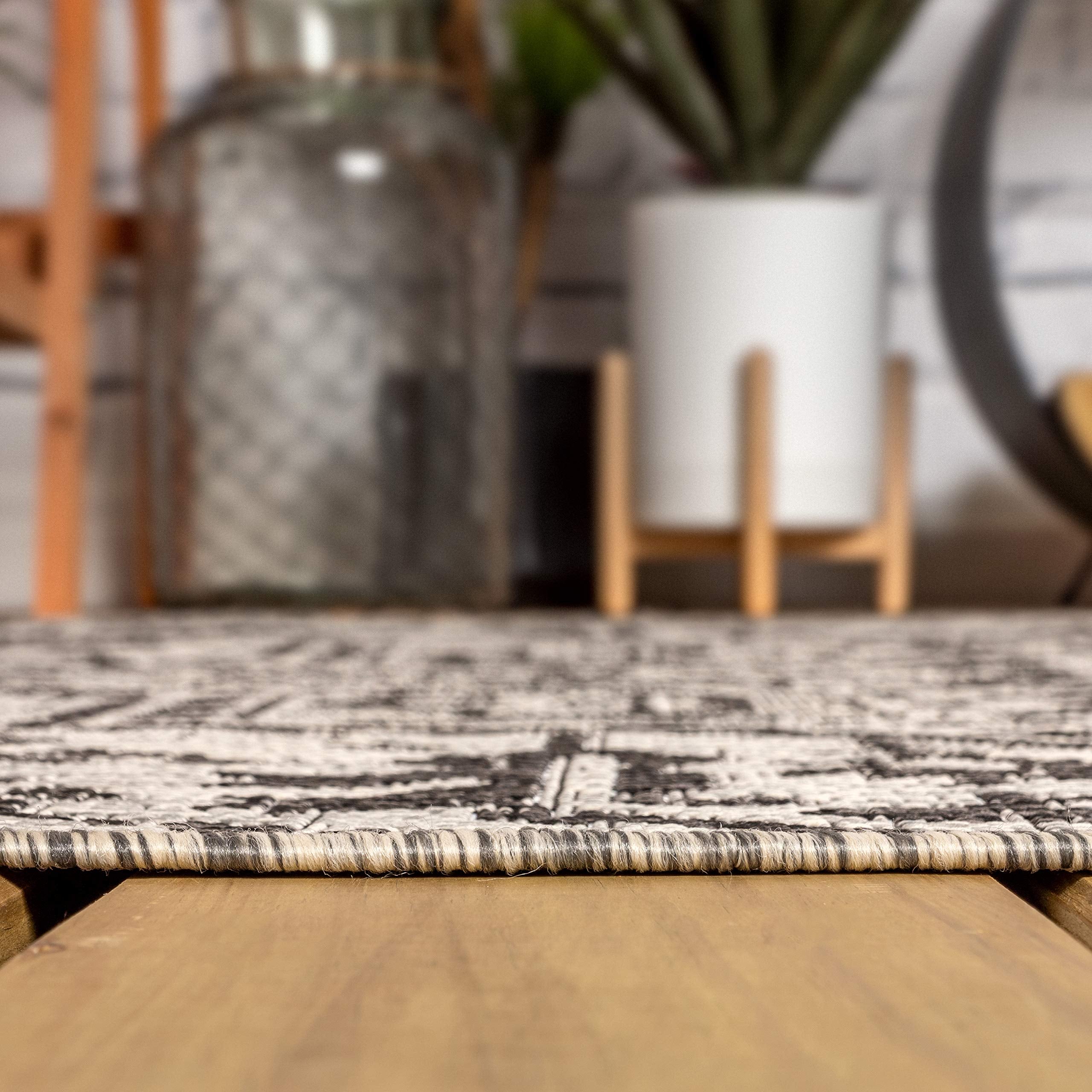 JONATHAN Y Boho Medallion Round Rug 3'1" Black/Gray showing star-inspired design