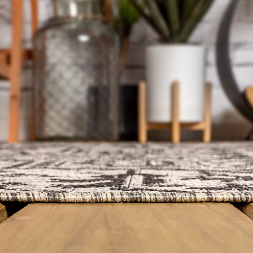 JONATHAN Y Boho Medallion Round Rug 3'1" Black/Gray showing star-inspired design