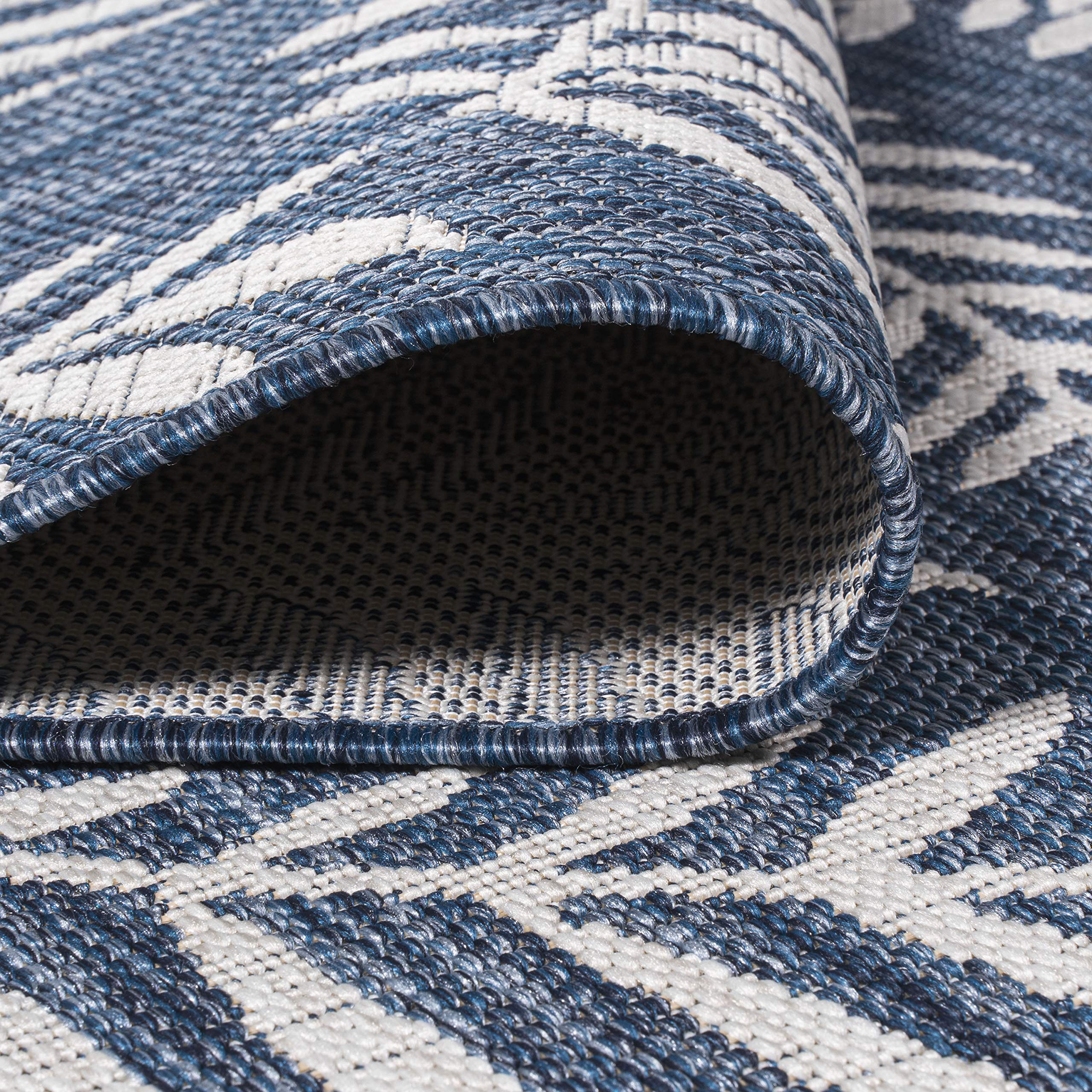 JONATHAN Y Palm Frond Round Area Rug in outdoor patio setting