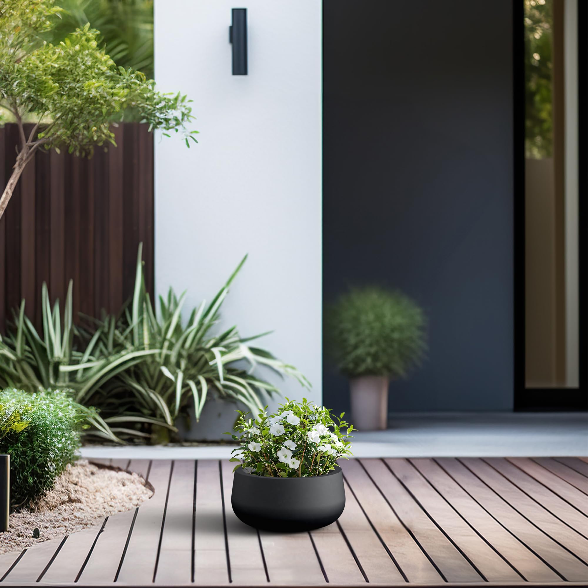 Kante planter side view showcasing smooth finish