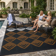 Lahome Outdoor Plastic Straw Rug 6x9 black checkered front view