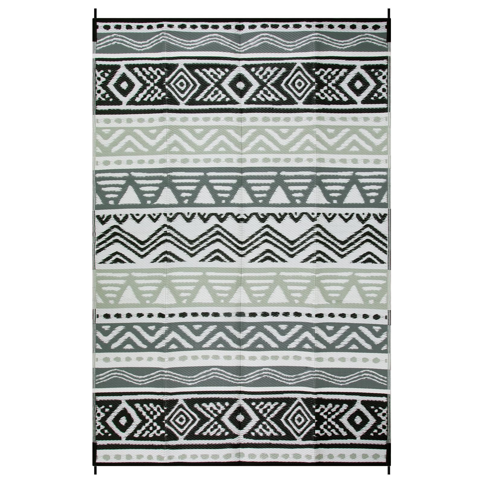 Lahome Outdoor Rug in backyard setting with family