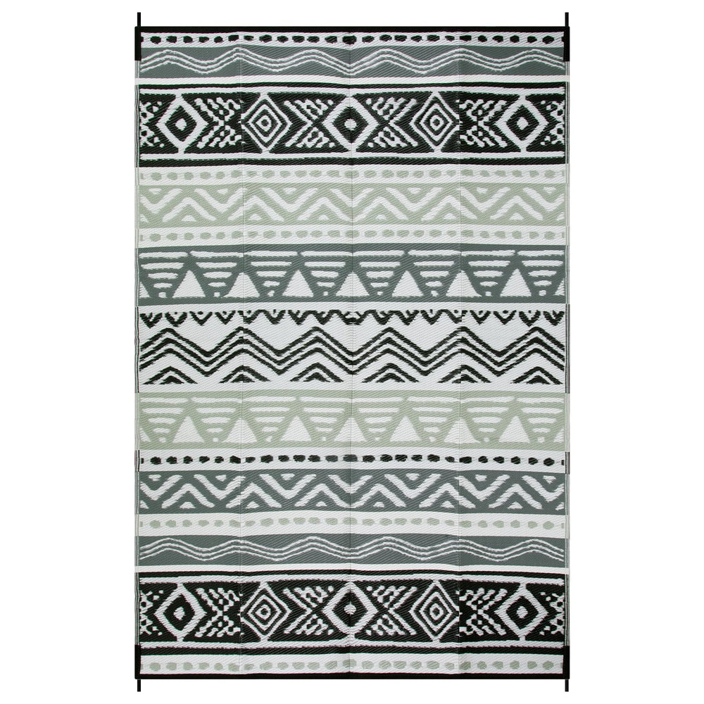 Lahome Outdoor Rug in backyard setting with family
