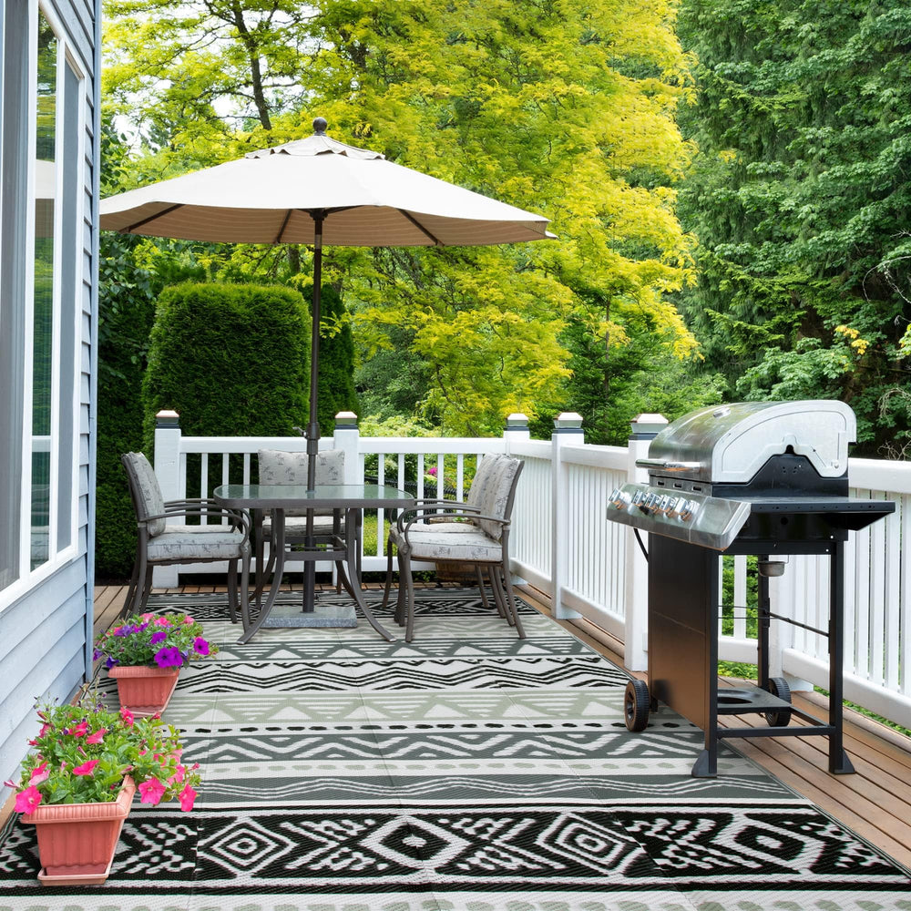 Lahome Outdoor Rug showing waterproof feature