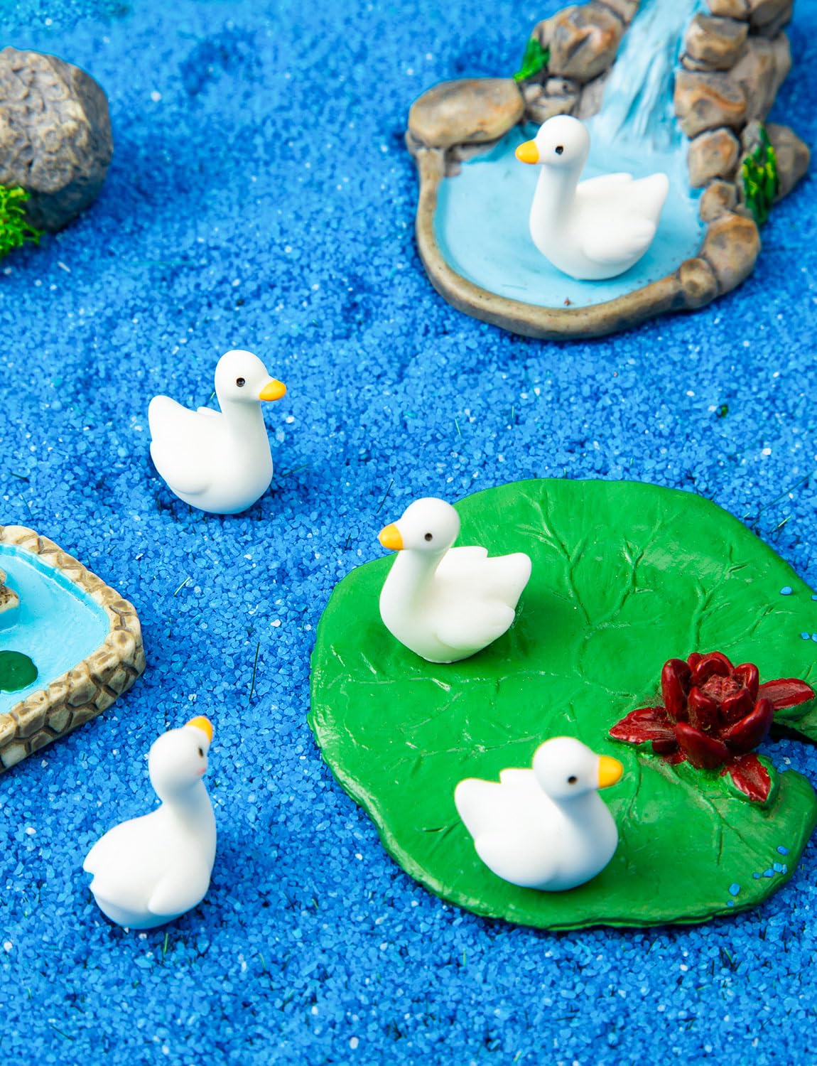 LHSYFBZ Mini Resin Goose Figurines arranged on a birthday cake