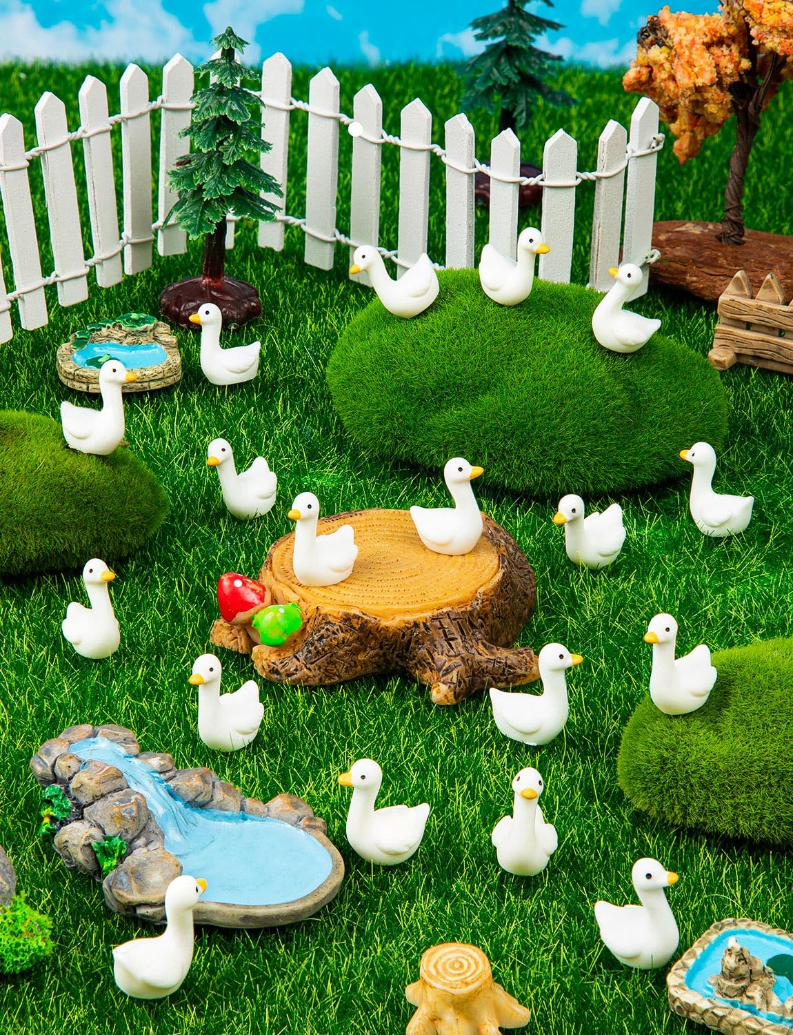 LHSYFBZ Mini Resin Goose Figurines on a desktop