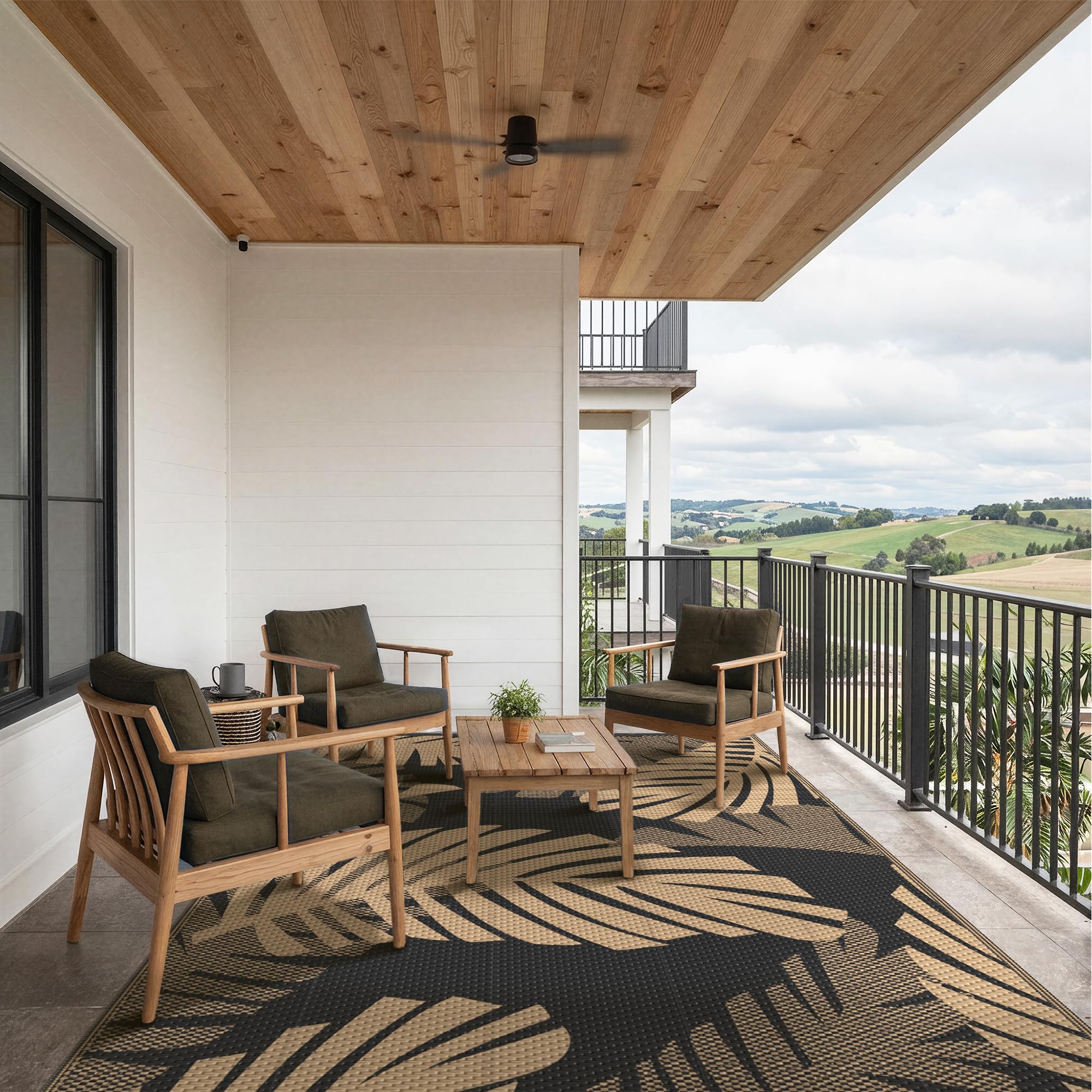 Lifestyle scene with GENIMO outdoor rug at a picnic