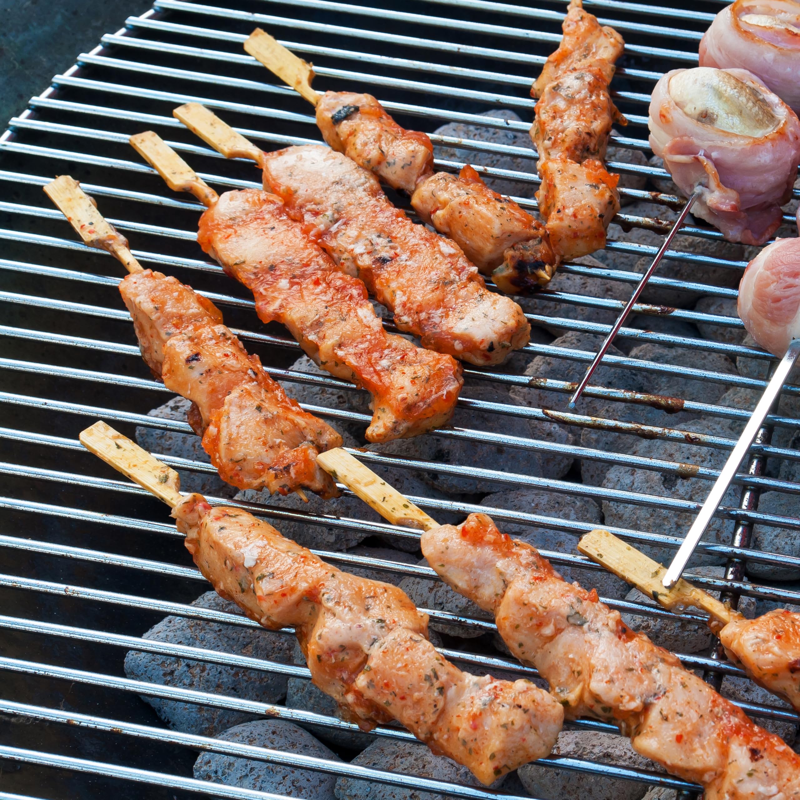 Natural colour of XMZY bamboo skewers in a grilling setup