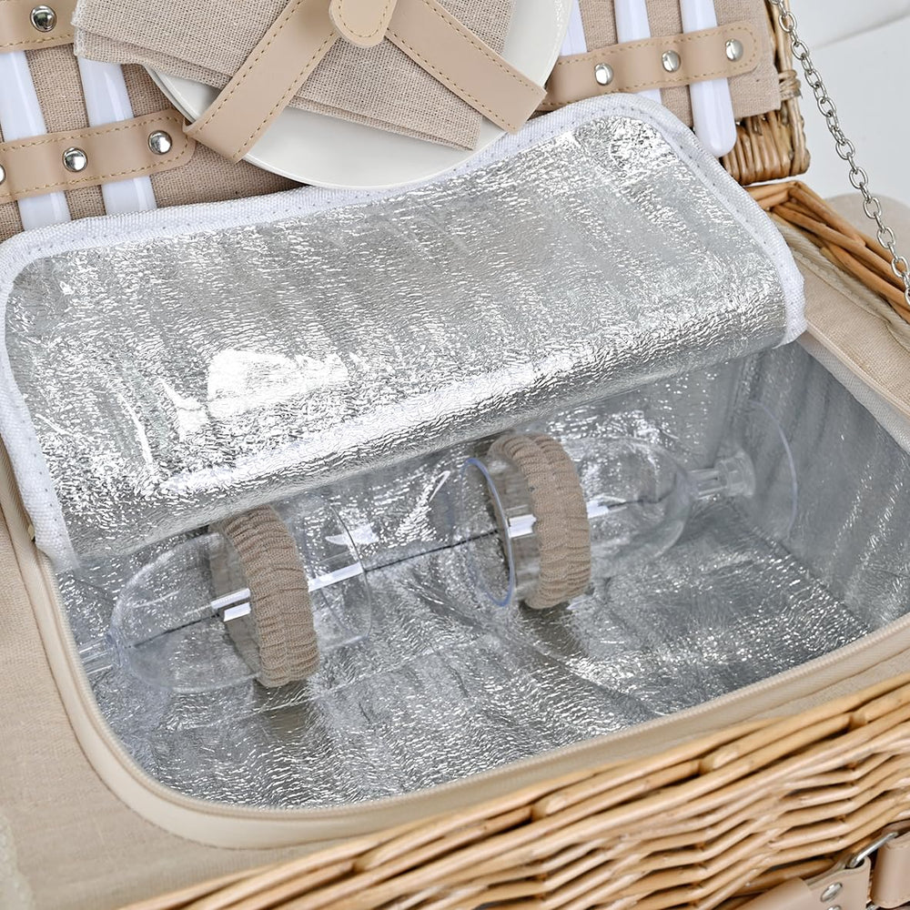 Natural wicker finish of the SatisInside picnic basket