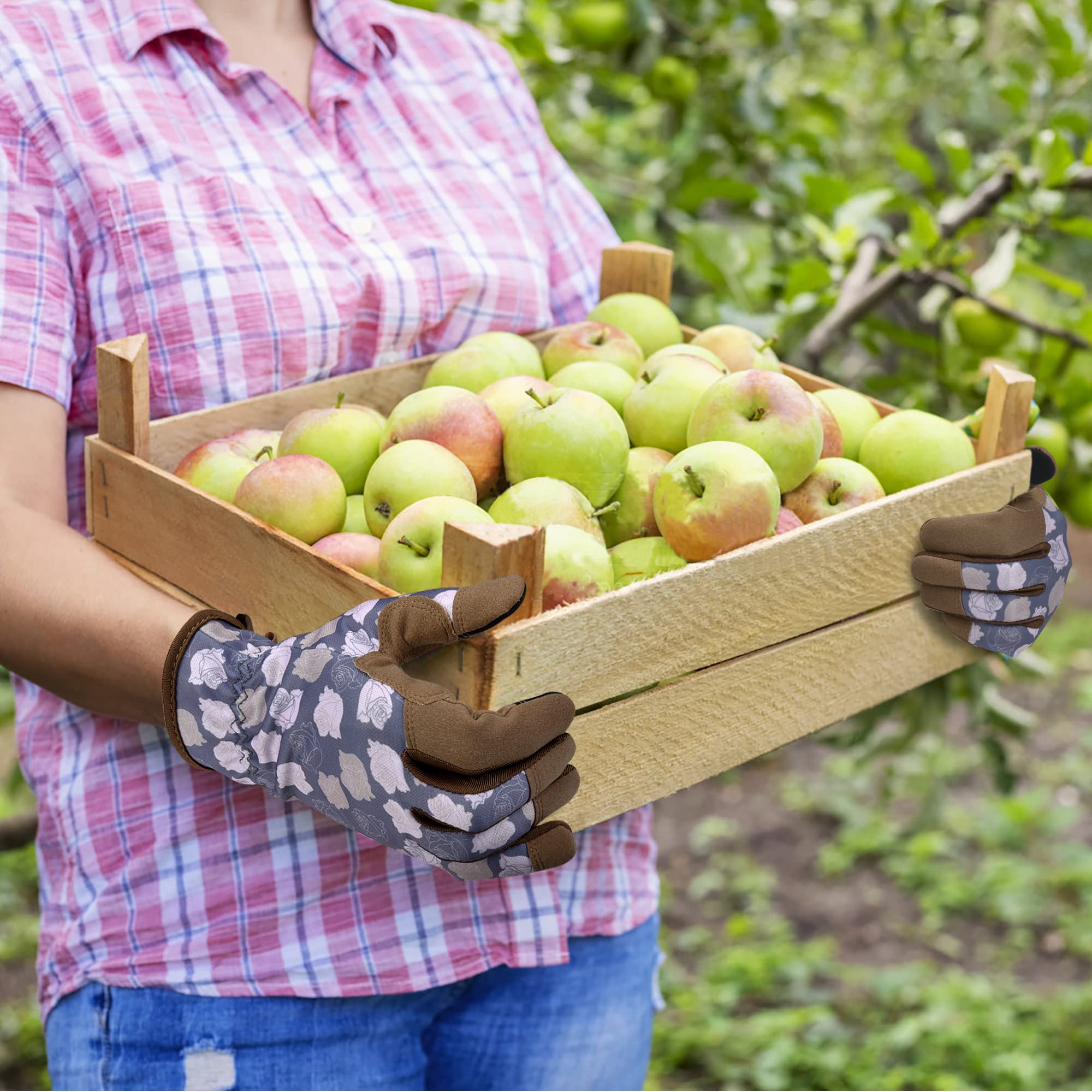 OIZEN Gardening Gloves showing touch screen capability
