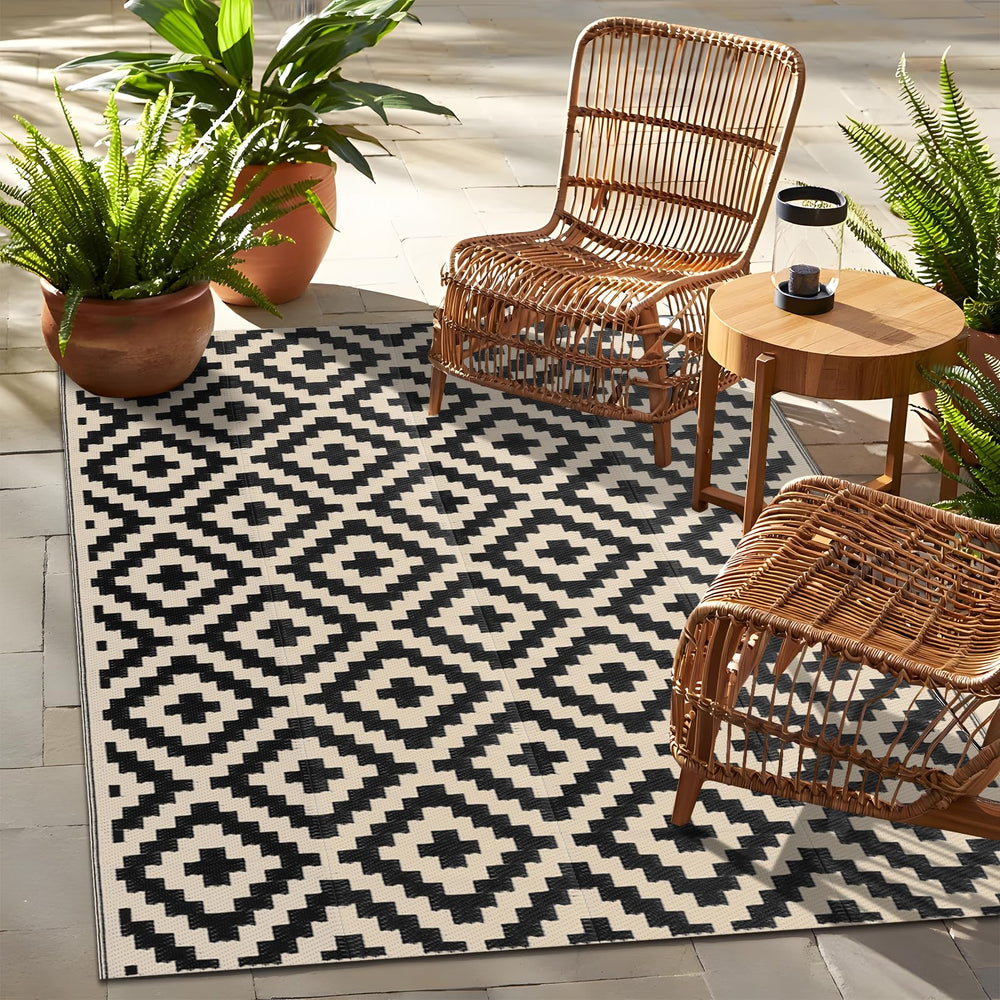 OLANLY Outdoor Rug 4x6 ft black and beige geometric pattern front view